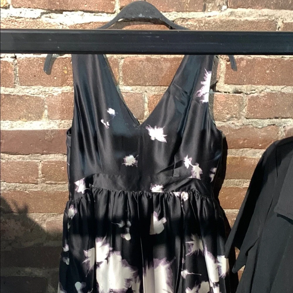 Elegant Black Floral Dress - Picture 3 of 3